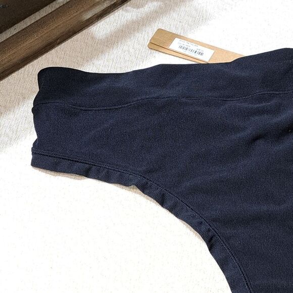 NWT SKIMS THONG - Picture 2 of 6